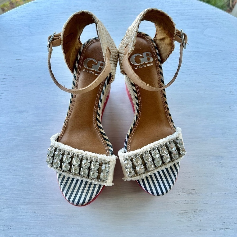 GIANNI BINI, CANVAS SANDALS WITH 4 1/4”WEDGE HEEL. PRE-OWNED. SIZE 6 - Picture 3 of 11